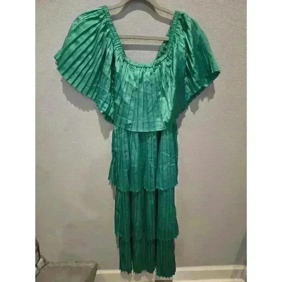 Umgee Dresses & Skirts - Umgee Women's Off-Shoulder Pleated Layered Dress S Emerald Green Fairy Goddess
